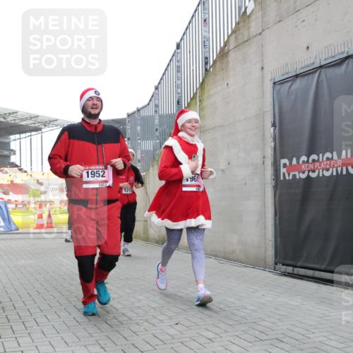 08.12.2024 - St. Pauli X-Mass-Run No. 14 H.Heesch http://msf.ph/oto/7497240 08.12.2024 10:08:53 Ziel 292, 301, 485, 997, 1026, 1310, 1423, 1952, 1961, 2753, 23, 136, 292, 301, 436, 449, 451, 731, 1167, 1183, 1310, 1952, 1961 meine-sportfotos.de