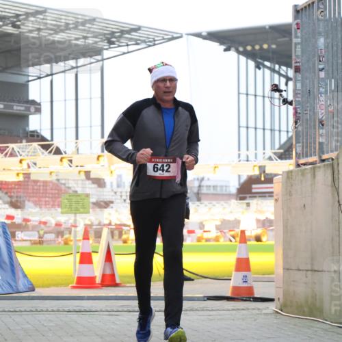 08.12.2024 - St. Pauli X-Mass-Run No. 14 H.Heesch http://msf.ph/oto/7497243 08.12.2024 10:01:10 Ziel 642, 1773, 2808, 2809, 3033 meine-sportfotos.de