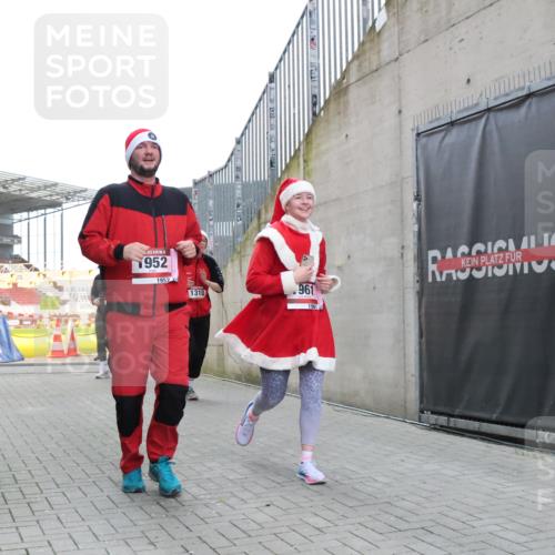 08.12.2024 - St. Pauli X-Mass-Run No. 14 H.Heesch http://msf.ph/oto/7497245 08.12.2024 10:08:53 Ziel 292, 301, 485, 997, 1026, 1310, 1423, 1952, 1961, 2753, 23, 136, 292, 301, 436, 449, 451, 731, 1167, 1183, 1310, 1952, 1961 meine-sportfotos.de