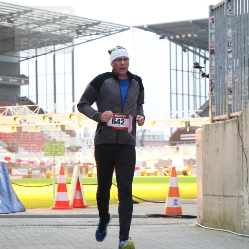 08.12.2024 - St. Pauli X-Mass-Run No. 14 H.Heesch http://msf.ph/oto/7497251 08.12.2024 10:01:10 Ziel 642, 1773, 2808, 2809, 3033 meine-sportfotos.de