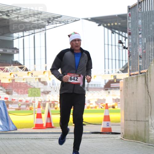 08.12.2024 - St. Pauli X-Mass-Run No. 14 H.Heesch http://msf.ph/oto/7497258 08.12.2024 10:01:10 Ziel 642, 1773, 2808, 2809, 3033 meine-sportfotos.de