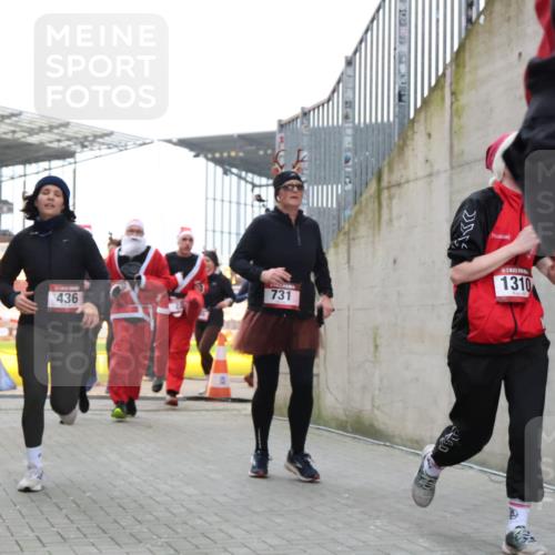 08.12.2024 - St. Pauli X-Mass-Run No. 14 H.Heesch http://msf.ph/oto/7497259 08.12.2024 10:08:54 Ziel 292, 301, 485, 997, 1026, 1310, 1423, 1952, 1961, 2753, 23, 136, 301, 436, 449, 451, 731, 1167, 1183, 1952, 1961 meine-sportfotos.de