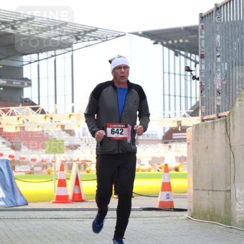 08.12.2024 - St. Pauli X-Mass-Run No. 14 H.Heesch http://msf.ph/oto/7497264 08.12.2024 10:01:10 Ziel 642, 1773, 2808, 2809, 3033 meine-sportfotos.de