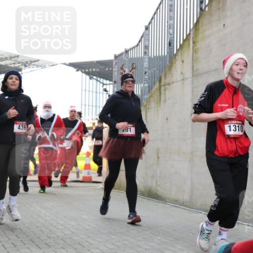 08.12.2024 - St. Pauli X-Mass-Run No. 14 H.Heesch http://msf.ph/oto/7497274 08.12.2024 10:08:55 Ziel 292, 301, 436, 485, 997, 1026, 1310, 1423, 1952, 1961, 2753, 23, 136, 436, 449, 451, 731, 1167, 1183, 1952, 1961 meine-sportfotos.de