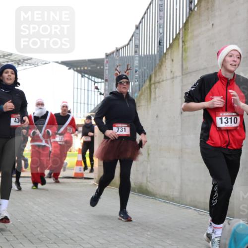 08.12.2024 - St. Pauli X-Mass-Run No. 14 H.Heesch http://msf.ph/oto/7497281 08.12.2024 10:08:55 Ziel 292, 301, 436, 485, 997, 1026, 1310, 1423, 1952, 1961, 2753, 23, 136, 436, 449, 451, 731, 1167, 1183, 1952, 1961 meine-sportfotos.de