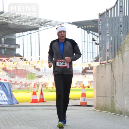 08.12.2024 - St. Pauli X-Mass-Run No. 14 H.Heesch http://msf.ph/oto/7497282 08.12.2024 10:01:10 Ziel 642, 1773, 2808, 2809, 3033 meine-sportfotos.de