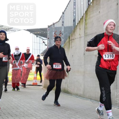 08.12.2024 - St. Pauli X-Mass-Run No. 14 H.Heesch http://msf.ph/oto/7497288 08.12.2024 10:08:55 Ziel 292, 301, 436, 485, 997, 1026, 1310, 1423, 1952, 1961, 2753, 23, 136, 436, 449, 451, 731, 1167, 1183, 1952, 1961 meine-sportfotos.de