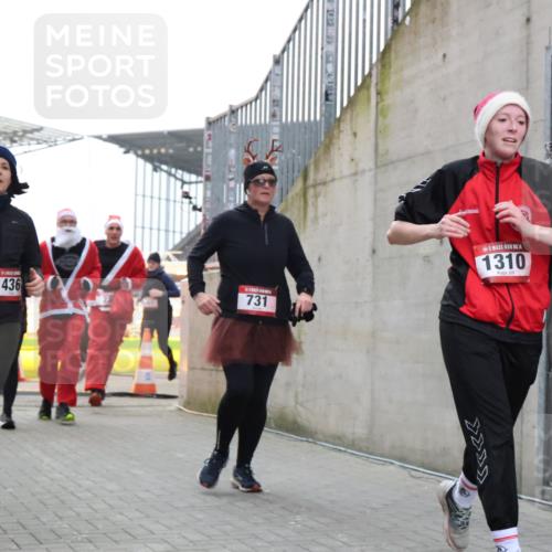 08.12.2024 - St. Pauli X-Mass-Run No. 14 H.Heesch http://msf.ph/oto/7497295 08.12.2024 10:08:55 Ziel 292, 301, 436, 485, 997, 1026, 1310, 1423, 1952, 1961, 2753, 23, 136, 436, 449, 451, 731, 1167, 1183, 1952, 1961 meine-sportfotos.de