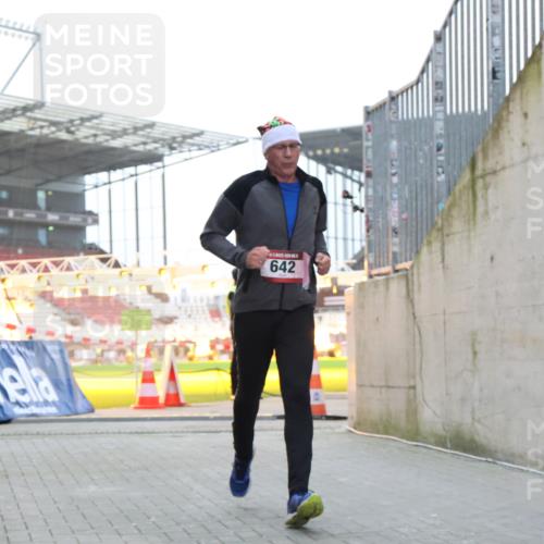 08.12.2024 - St. Pauli X-Mass-Run No. 14 H.Heesch http://msf.ph/oto/7497318 08.12.2024 10:01:10 Ziel 642, 1773, 2808, 2809, 3033 meine-sportfotos.de