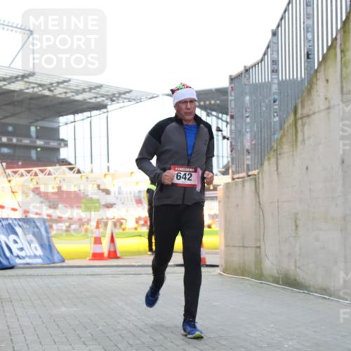 08.12.2024 - St. Pauli X-Mass-Run No. 14 H.Heesch http://msf.ph/oto/7497322 08.12.2024 10:01:10 Ziel 642, 1773, 2808, 2809, 3033 meine-sportfotos.de