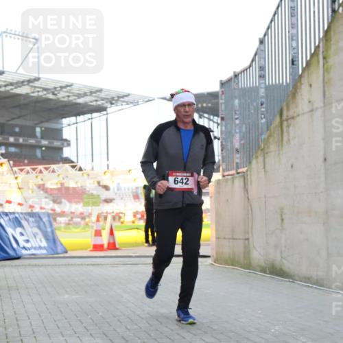 08.12.2024 - St. Pauli X-Mass-Run No. 14 H.Heesch http://msf.ph/oto/7497328 08.12.2024 10:01:10 Ziel 642, 1773, 2808, 2809, 3033 meine-sportfotos.de