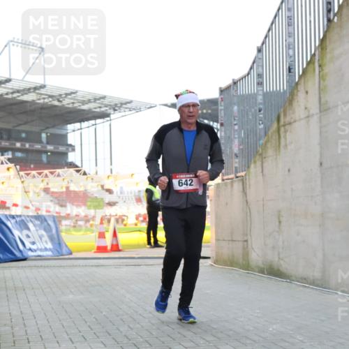 08.12.2024 - St. Pauli X-Mass-Run No. 14 H.Heesch http://msf.ph/oto/7497334 08.12.2024 10:01:11 Ziel 642, 642, 1773, 2808, 2809, 3033 meine-sportfotos.de