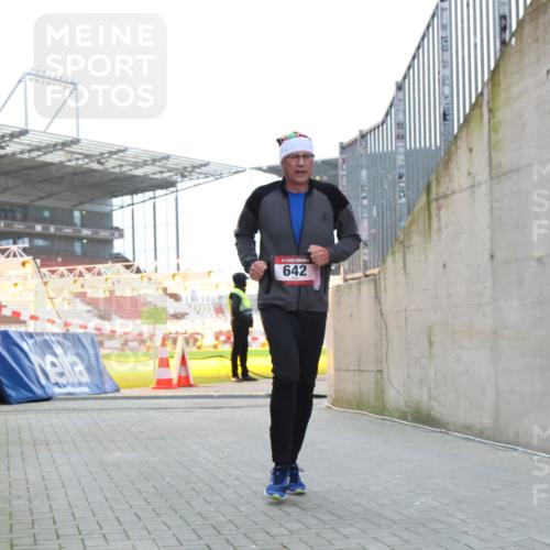 08.12.2024 - St. Pauli X-Mass-Run No. 14 H.Heesch http://msf.ph/oto/7497343 08.12.2024 10:01:11 Ziel 642, 642, 1773, 2808, 2809, 3033 meine-sportfotos.de