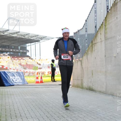 08.12.2024 - St. Pauli X-Mass-Run No. 14 H.Heesch http://msf.ph/oto/7497348 08.12.2024 10:01:11 Ziel 642, 642, 1773, 2808, 2809, 3033 meine-sportfotos.de