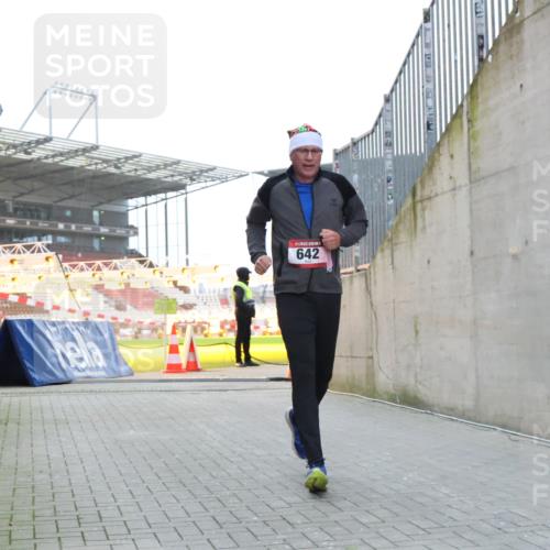08.12.2024 - St. Pauli X-Mass-Run No. 14 H.Heesch http://msf.ph/oto/7497355 08.12.2024 10:01:11 Ziel 642, 642, 1773, 2808, 2809, 3033 meine-sportfotos.de
