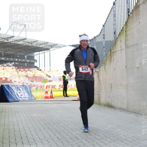 08.12.2024 - St. Pauli X-Mass-Run No. 14 H.Heesch http://msf.ph/oto/7497361 08.12.2024 10:01:11 Ziel 642, 642, 1773, 2808, 2809, 3033 meine-sportfotos.de