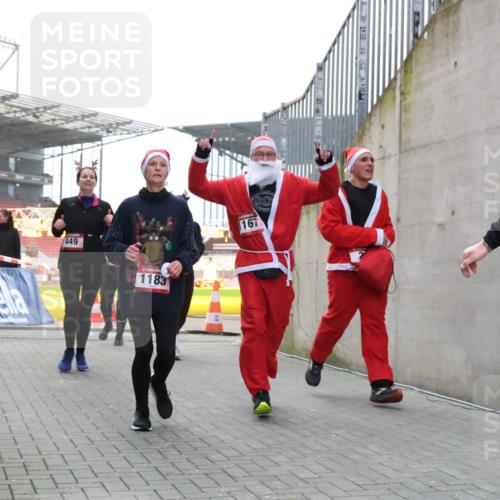 08.12.2024 - St. Pauli X-Mass-Run No. 14 H.Heesch http://msf.ph/oto/7497367 08.12.2024 10:08:57 Ziel 23, 292, 301, 436, 997, 1026, 1167, 1183, 1310, 1952, 1961, 2753, 23, 54, 136, 436, 449, 451, 731, 1167, 1183 meine-sportfotos.de