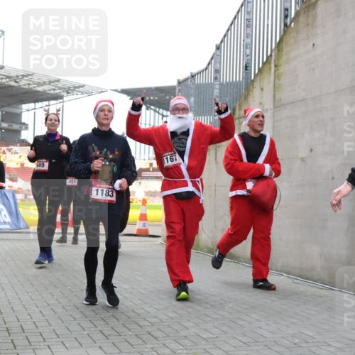 08.12.2024 - St. Pauli X-Mass-Run No. 14 H.Heesch http://msf.ph/oto/7497373 08.12.2024 10:08:57 Ziel 23, 292, 301, 436, 997, 1026, 1167, 1183, 1310, 1952, 1961, 2753, 23, 54, 136, 436, 449, 451, 731, 1167, 1183 meine-sportfotos.de