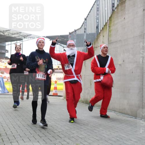 08.12.2024 - St. Pauli X-Mass-Run No. 14 H.Heesch http://msf.ph/oto/7497379 08.12.2024 10:08:57 Ziel 23, 292, 301, 436, 997, 1026, 1167, 1183, 1310, 1952, 1961, 2753, 23, 54, 136, 436, 449, 451, 731, 1167, 1183 meine-sportfotos.de
