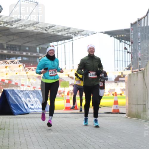 08.12.2024 - St. Pauli X-Mass-Run No. 14 H.Heesch http://msf.ph/oto/7497407 08.12.2024 10:01:15 Ziel 642, 410, 1750, 1773, 2447, 2808, 2809, 3033 meine-sportfotos.de
