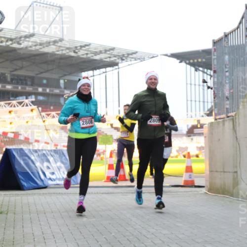 08.12.2024 - St. Pauli X-Mass-Run No. 14 H.Heesch http://msf.ph/oto/7497413 08.12.2024 10:01:15 Ziel 642, 410, 1750, 1773, 2447, 2808, 2809, 3033 meine-sportfotos.de