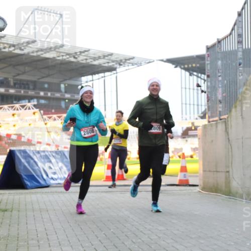 08.12.2024 - St. Pauli X-Mass-Run No. 14 H.Heesch http://msf.ph/oto/7497426 08.12.2024 10:01:15 Ziel 642, 410, 1750, 1773, 2447, 2808, 2809, 3033 meine-sportfotos.de