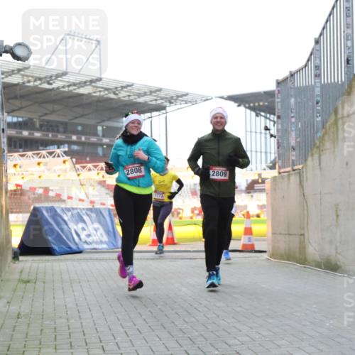 08.12.2024 - St. Pauli X-Mass-Run No. 14 H.Heesch http://msf.ph/oto/7497440 08.12.2024 10:01:15 Ziel 642, 410, 1750, 1773, 2447, 2808, 2809, 3033 meine-sportfotos.de