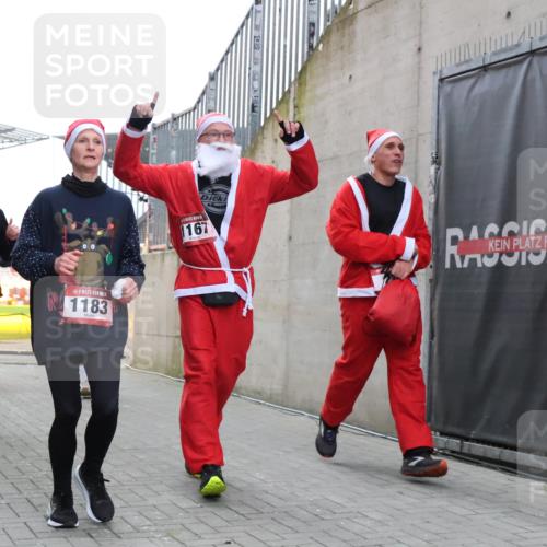 08.12.2024 - St. Pauli X-Mass-Run No. 14 H.Heesch http://msf.ph/oto/7497443 08.12.2024 10:08:57 Ziel 23, 292, 301, 436, 997, 1026, 1167, 1183, 1310, 1952, 1961, 2753, 23, 54, 136, 436, 449, 451, 731, 1167, 1183 meine-sportfotos.de