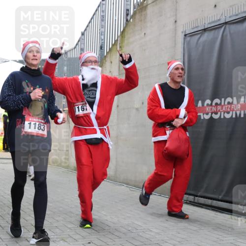 08.12.2024 - St. Pauli X-Mass-Run No. 14 H.Heesch http://msf.ph/oto/7497456 08.12.2024 10:08:57 Ziel 23, 292, 301, 436, 997, 1026, 1167, 1183, 1310, 1952, 1961, 2753, 23, 54, 136, 436, 449, 451, 731, 1167, 1183 meine-sportfotos.de