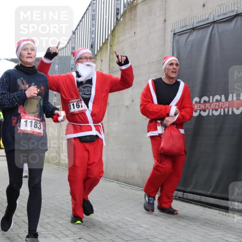 08.12.2024 - St. Pauli X-Mass-Run No. 14 H.Heesch http://msf.ph/oto/7497462 08.12.2024 10:08:58 Ziel 23, 292, 301, 436, 449, 997, 1026, 1167, 1183, 1310, 1952, 1961, 2753, 23, 54, 136, 449, 451, 731, 1167, 1183 meine-sportfotos.de