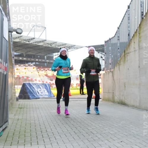 08.12.2024 - St. Pauli X-Mass-Run No. 14 H.Heesch http://msf.ph/oto/7497470 08.12.2024 10:01:16 Ziel 642, 2808, 2809, 410, 1750, 1773, 2447, 2808, 2809, 3033 meine-sportfotos.de
