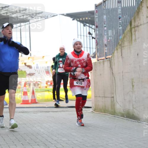 08.12.2024 - St. Pauli X-Mass-Run No. 14 H.Heesch http://msf.ph/oto/7497629 08.12.2024 10:01:21 Ziel 642, 1773, 2808, 2809, 3033, 410, 1750, 2447 meine-sportfotos.de