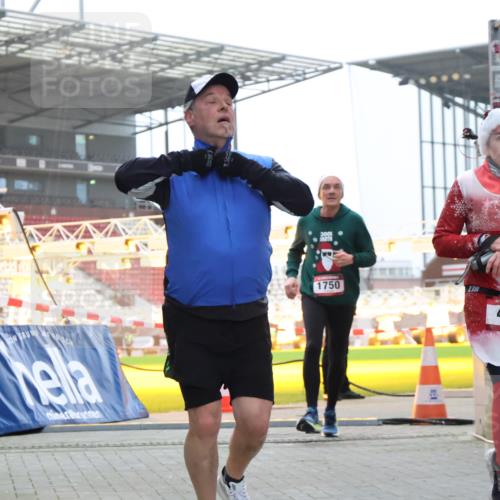 08.12.2024 - St. Pauli X-Mass-Run No. 14 H.Heesch http://msf.ph/oto/7497634 08.12.2024 10:01:21 Ziel 642, 1773, 2808, 2809, 3033, 410, 1750, 2447 meine-sportfotos.de