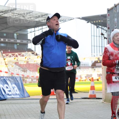 08.12.2024 - St. Pauli X-Mass-Run No. 14 H.Heesch http://msf.ph/oto/7497654 08.12.2024 10:01:22 Ziel 642, 1750, 1773, 2808, 2809, 3033, 410, 1750, 2447 meine-sportfotos.de
