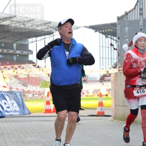 08.12.2024 - St. Pauli X-Mass-Run No. 14 H.Heesch http://msf.ph/oto/7497672 08.12.2024 10:01:22 Ziel 642, 1750, 1773, 2808, 2809, 3033, 410, 1750, 2447 meine-sportfotos.de