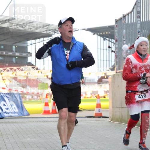 08.12.2024 - St. Pauli X-Mass-Run No. 14 H.Heesch http://msf.ph/oto/7497678 08.12.2024 10:01:22 Ziel 642, 1750, 1773, 2808, 2809, 3033, 410, 1750, 2447 meine-sportfotos.de