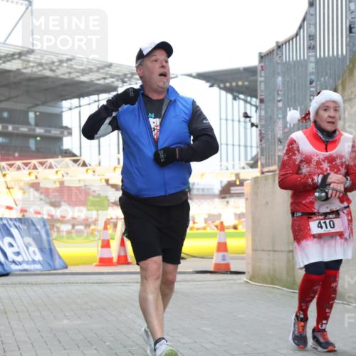 08.12.2024 - St. Pauli X-Mass-Run No. 14 H.Heesch http://msf.ph/oto/7497682 08.12.2024 10:01:22 Ziel 642, 1750, 1773, 2808, 2809, 3033, 410, 1750, 2447 meine-sportfotos.de