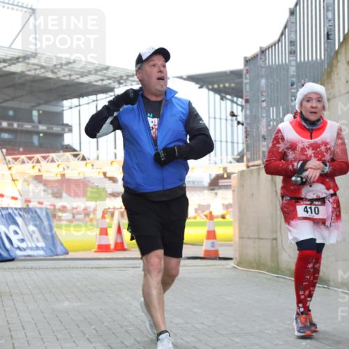 08.12.2024 - St. Pauli X-Mass-Run No. 14 H.Heesch http://msf.ph/oto/7497688 08.12.2024 10:01:22 Ziel 642, 1750, 1773, 2808, 2809, 3033, 410, 1750, 2447 meine-sportfotos.de