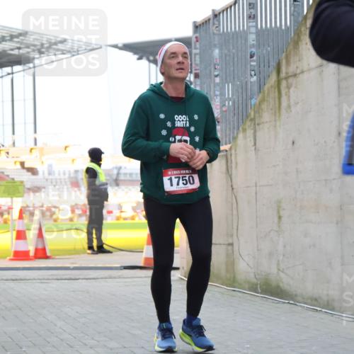 08.12.2024 - St. Pauli X-Mass-Run No. 14 H.Heesch http://msf.ph/oto/7497748 08.12.2024 10:01:24 Ziel 410, 642, 1750, 1773, 2447, 2808, 2809, 3033, 410, 1750, 2447 meine-sportfotos.de