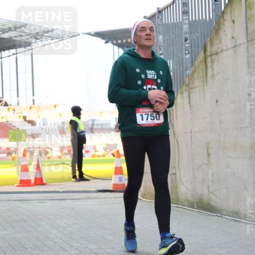 08.12.2024 - St. Pauli X-Mass-Run No. 14 H.Heesch http://msf.ph/oto/7497759 08.12.2024 10:01:24 Ziel 410, 642, 1750, 1773, 2447, 2808, 2809, 3033, 410, 1750, 2447 meine-sportfotos.de