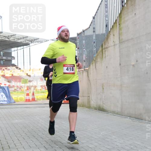 08.12.2024 - St. Pauli X-Mass-Run No. 14 H.Heesch http://msf.ph/oto/7497809 08.12.2024 10:01:34 Ziel 410, 418, 1750, 2447, 2696, 418, 512, 713, 946, 2696 meine-sportfotos.de