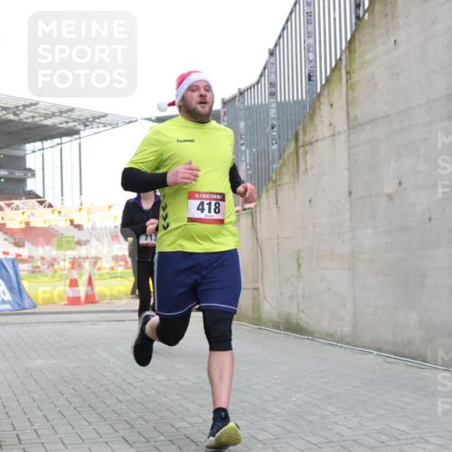 08.12.2024 - St. Pauli X-Mass-Run No. 14 H.Heesch http://msf.ph/oto/7497814 08.12.2024 10:01:34 Ziel 410, 418, 1750, 2447, 2696, 418, 512, 713, 946, 2696 meine-sportfotos.de