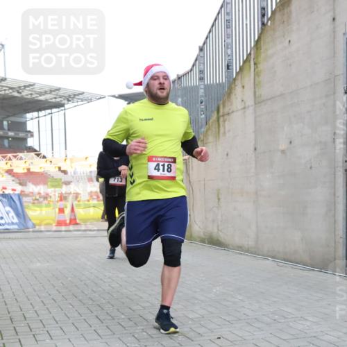 08.12.2024 - St. Pauli X-Mass-Run No. 14 H.Heesch http://msf.ph/oto/7497819 08.12.2024 10:01:34 Ziel 410, 418, 1750, 2447, 2696, 418, 512, 713, 946, 2696 meine-sportfotos.de