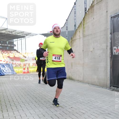 08.12.2024 - St. Pauli X-Mass-Run No. 14 H.Heesch http://msf.ph/oto/7497824 08.12.2024 10:01:34 Ziel 410, 418, 1750, 2447, 2696, 418, 512, 713, 946, 2696 meine-sportfotos.de