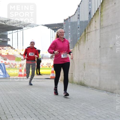 08.12.2024 - St. Pauli X-Mass-Run No. 14 H.Heesch http://msf.ph/oto/7497955 08.12.2024 10:01:40 Ziel 418, 713, 2696, 512, 946 meine-sportfotos.de
