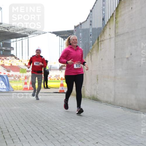 08.12.2024 - St. Pauli X-Mass-Run No. 14 H.Heesch http://msf.ph/oto/7497959 08.12.2024 10:01:40 Ziel 418, 713, 2696, 512, 946 meine-sportfotos.de