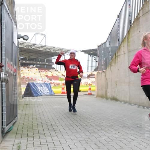 08.12.2024 - St. Pauli X-Mass-Run No. 14 H.Heesch http://msf.ph/oto/7497991 08.12.2024 10:01:42 Ziel 418, 512, 713, 946, 2696, 512, 946 meine-sportfotos.de