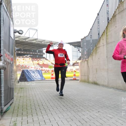 08.12.2024 - St. Pauli X-Mass-Run No. 14 H.Heesch http://msf.ph/oto/7497998 08.12.2024 10:01:42 Ziel 418, 512, 713, 946, 2696, 512, 946 meine-sportfotos.de