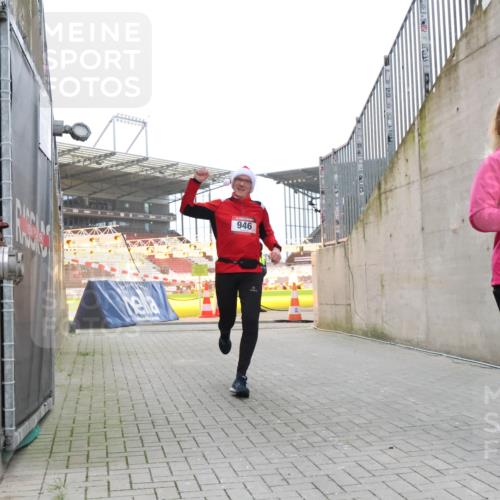 08.12.2024 - St. Pauli X-Mass-Run No. 14 H.Heesch http://msf.ph/oto/7498004 08.12.2024 10:01:42 Ziel 418, 512, 713, 946, 2696, 512, 946 meine-sportfotos.de