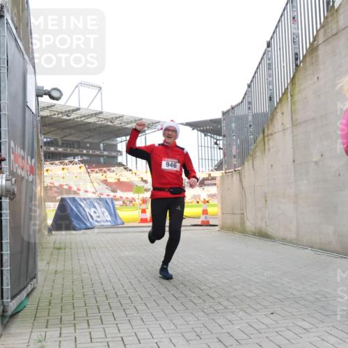 08.12.2024 - St. Pauli X-Mass-Run No. 14 H.Heesch http://msf.ph/oto/7498010 08.12.2024 10:01:42 Ziel 418, 512, 713, 946, 2696, 512, 946 meine-sportfotos.de